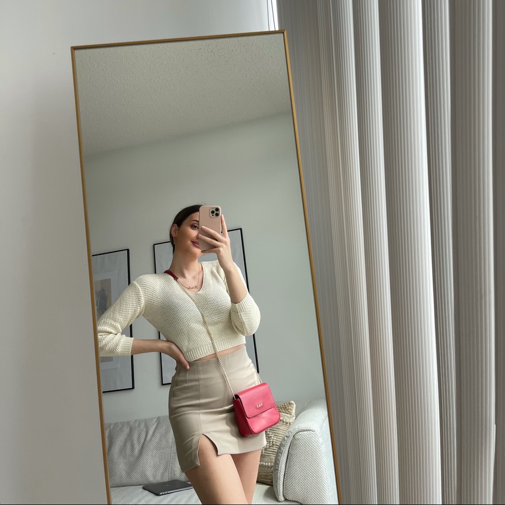 Cropped top in beige!